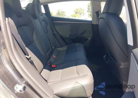 2025 Tesla Model 3 Long Range Rear-Wheel Drive z USA, uszkodzony, nr VIN 5YJ3E1EA1SF046088